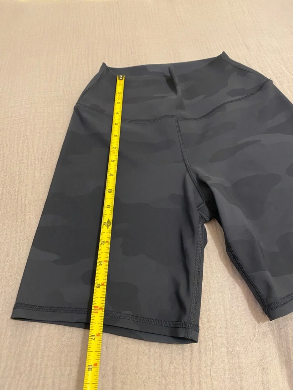 ALO Yoga Black Camo High-Rise Biker Shorts. Size S
